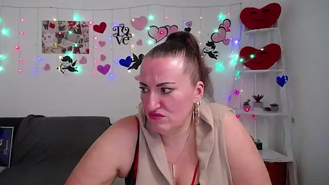 Snapshot of DianaMGG chatting on 03-06-25, 03:45 DianaMGG online show from 03-06-25, 03:45