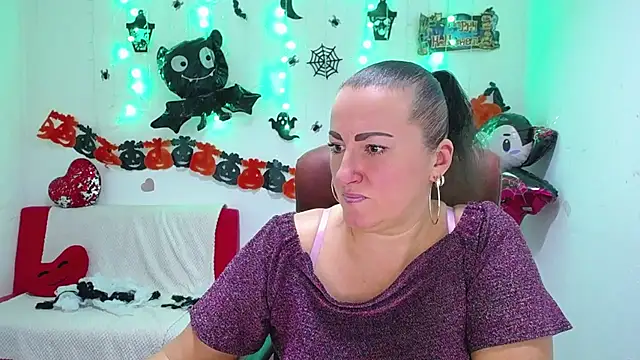 Snapshot of DianaMGG chatting on 11-02-25, 06:21 DianaMGG online show from 11-02-25, 06:21