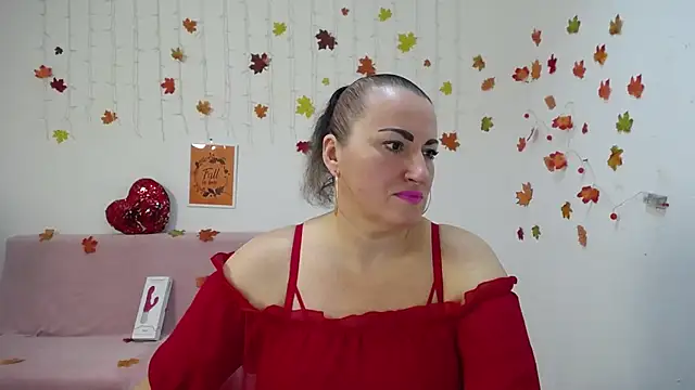 Snapshot of DianaMGG chatting on 11-18-25, 06:18 DianaMGG online show from 11-18-25, 06:18