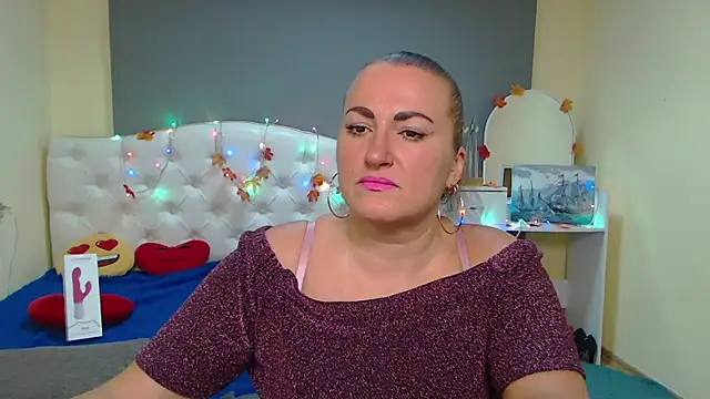 Snapshot of DianaMGG chatting on 11-19-25, 06:24 DianaMGG online show from 11-19-25, 06:24