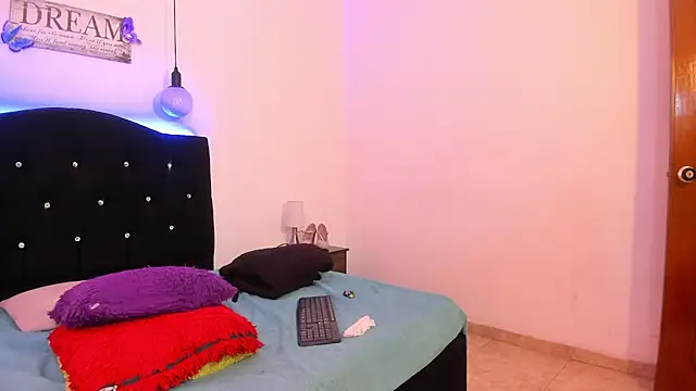 Snapshot of Melany__dreams chatting on 02-20-25, 04:25 Melany dreams online show from 02-20-25, 04:25