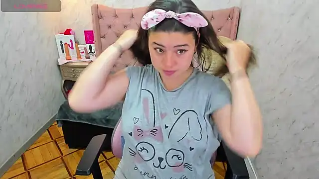 Snapshot of Lianngrace chatting on 11-21-25, 02:38 Lianngrace online show from 11-21-25, 02:38