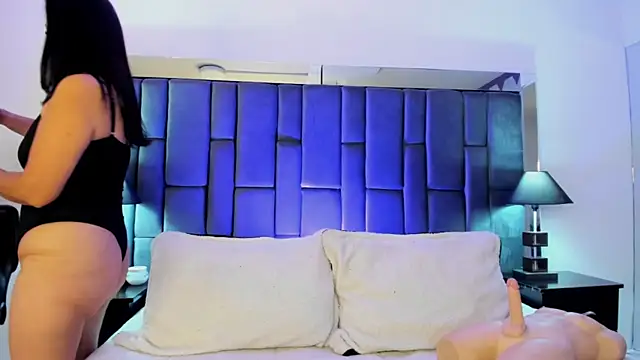 Aisha Nowak online show from 10-19-25, 07:25