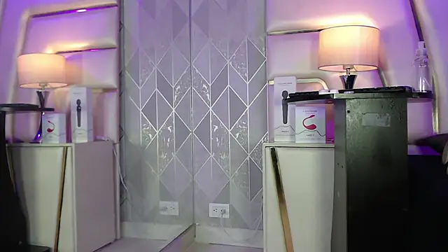 AnahisBennett online show from 10-31-25, 03:40