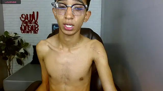 Snapshot of Martin_Linares chatting on 02-24-25, 04:47 Martin Linares online show from 02-24-25, 04:47