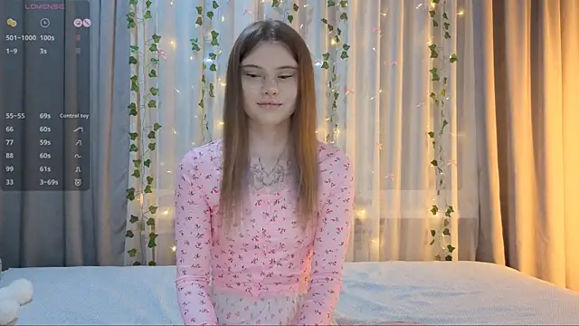 Snapshot of CarolinePepper chatting on 02-13-26, 02:02 CarolinePepper online show from 02-13-26, 02:02