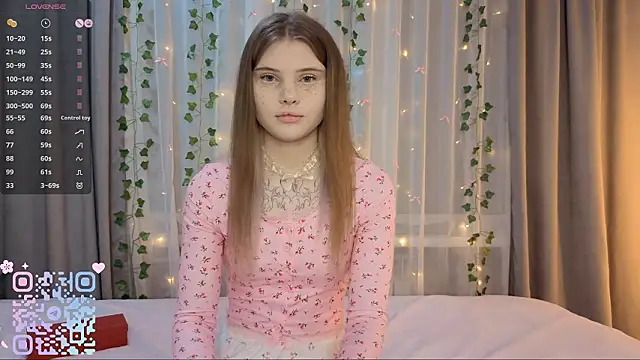 Snapshot of CarolinePepper chatting on 02-25-26, 01:43 CarolinePepper online show from 02-25-26, 01:43