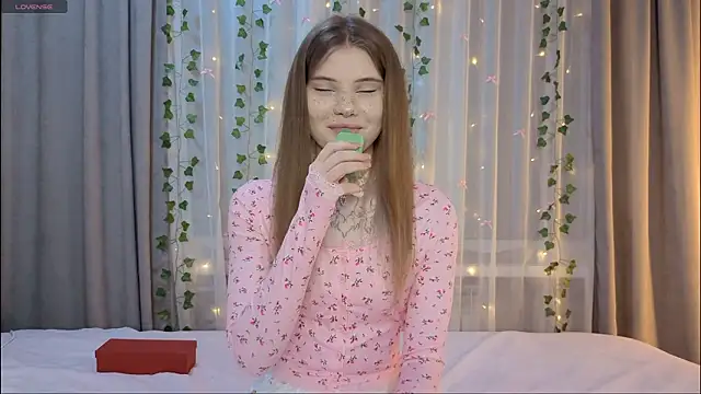 Snapshot of CarolinePepper chatting on 02-26-26, 02:16 CarolinePepper online show from 02-26-26, 02:16