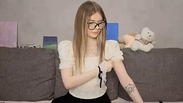 Snapshot of CarolinePepper chatting on 05-23-26, 01:48 CarolinePepper online show from 05-23-26, 01:48