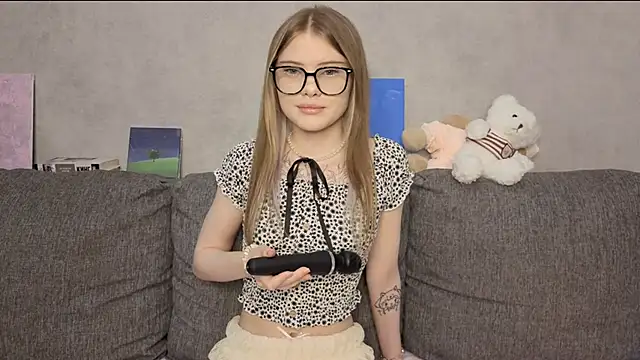 Snapshot of CarolinePepper chatting on 05-24-26, 01:27 CarolinePepper online show from 05-24-26, 01:27