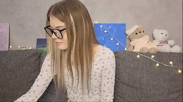 Snapshot of CarolinePepper chatting on 06-03-26, 01:25 CarolinePepper online show from 06-03-26, 01:25