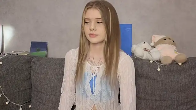 Snapshot of CarolinePepper chatting on 06-19-26, 01:26 CarolinePepper online show from 06-19-26, 01:26