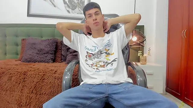 Snapshot of Johann_sex chatting on 01-08-26, 05:15 Johann sex online show from 01-08-26, 05:15