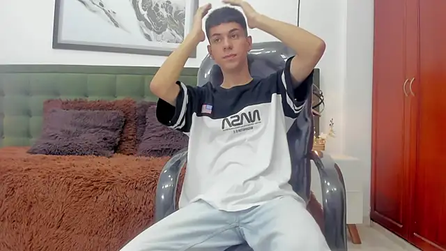 Snapshot of Johann_sex chatting on 01-09-26, 05:04 Johann sex online show from 01-09-26, 05:04