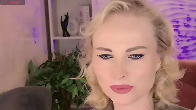 Snapshot of Sandra_Kind chatting on 06-06-26, 05:23 Sandra Kind online show from 06-06-26, 05:23