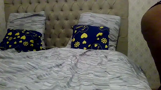 Snapshot of Louna45dv chatting on 10-15-25, 06:52 Louna45dv online show from 10-15-25, 06:52