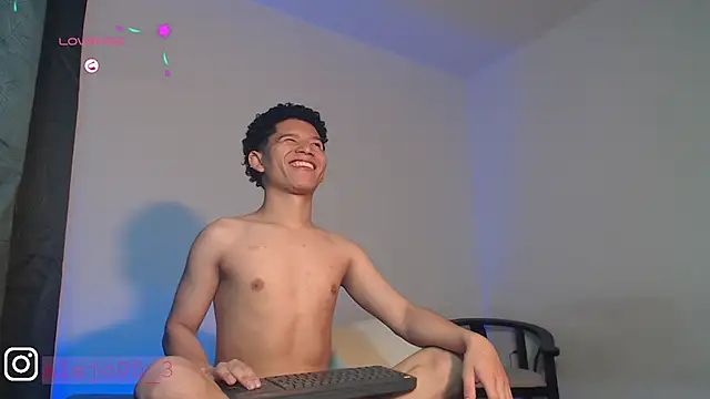 Snapshot of Magno_03 chatting on 10-06-25, 11:46 Magno 03 online show from 10-06-25, 11:46