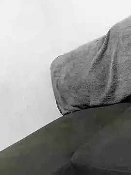 Snapshot of LindosPies chatting on 03-08-25, 04:45 LindosPies online show from 03-08-25, 04:45