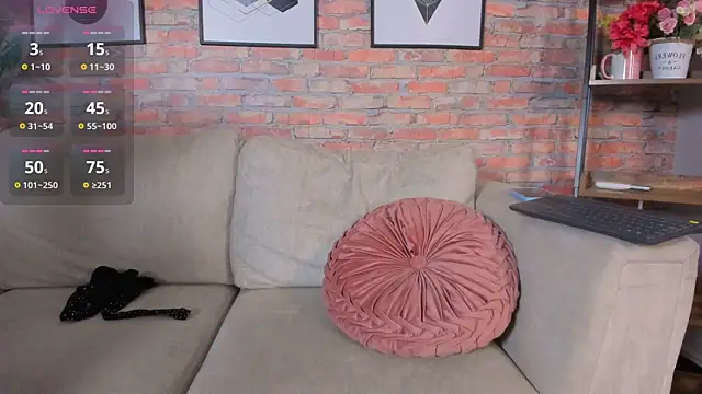 Lucia Brown  online show from 10-02-25, 06:48