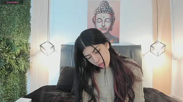 Snapshot of Cassie_bloom chatting on 12-15-25, 08:02 Cassie bloom online show from 12-15-25, 08:02