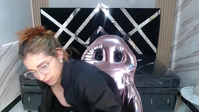 Snapshot of Angeles_v chatting on 03-09-25, 06:43 Angeles v online show from 03-09-25, 06:43