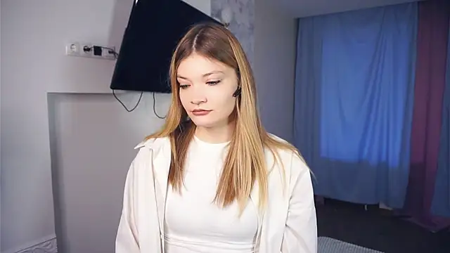 AnnisAtlee online show from 10-15-25, 06:35