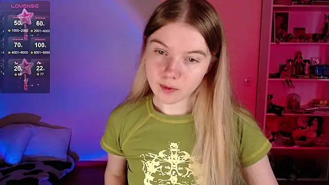 Snapshot of Strawberry_juli chatting on 06-15-26, 03:09 Strawberry juli online show from 06-15-26, 03:09