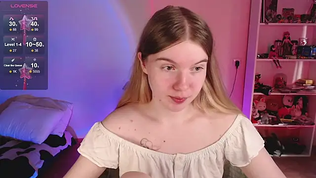 Snapshot of Strawberry_juli chatting on 06-18-26, 12:20 Strawberry juli online show from 06-18-26, 12:20