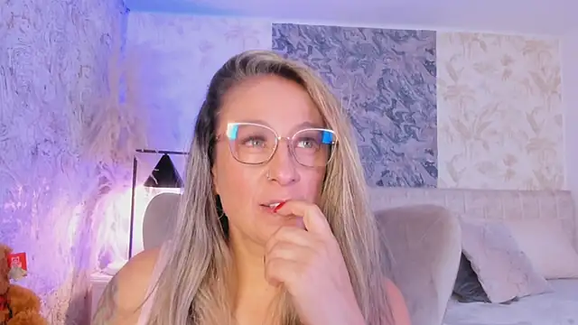 Liannaa  online show from 10-30-25, 07:58