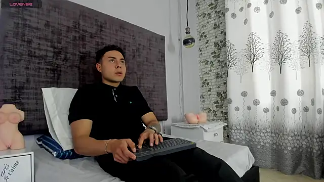 loverisu-coral online show from 03-18-26, 08:56