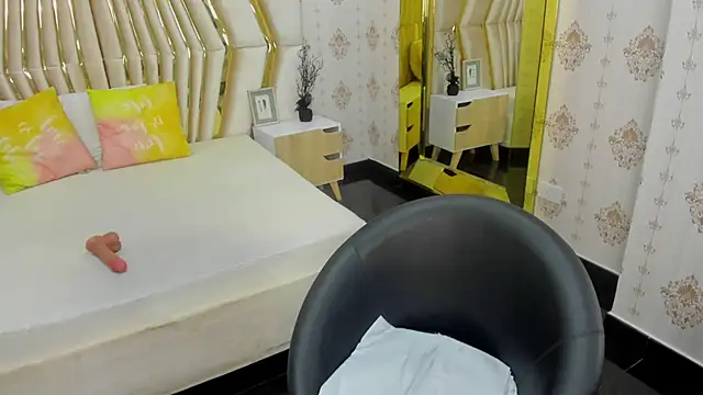 Snapshot of Qeen_blackk chatting on 03-10-25, 03:30 Qeen blackk online show from 03-10-25, 03:30