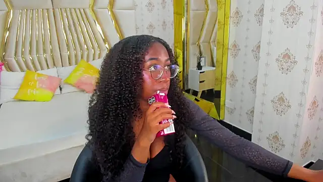 Snapshot of Qeen_blackk chatting on 03-21-25, 06:51 Qeen blackk online show from 03-21-25, 06:51