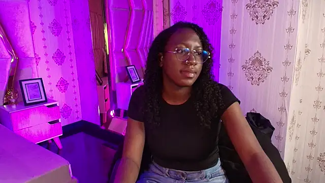 Snapshot of Qeen_blackk chatting on 09-16-25, 06:42 Qeen blackk online show from 09-16-25, 06:42