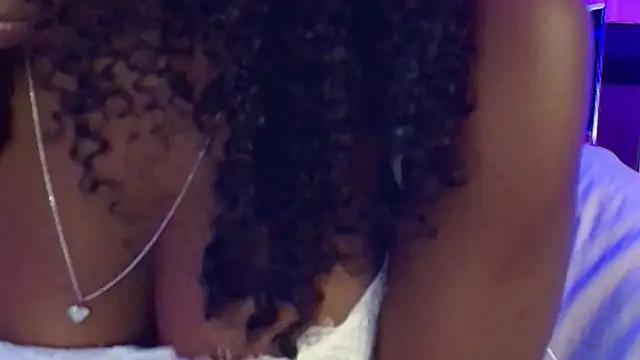 Snapshot of Qeen_blackk chatting on 10-25-25, 08:14 Qeen blackk online show from 10-25-25, 08:14