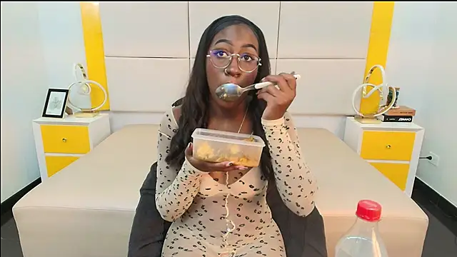 Snapshot of Qeen_blackk chatting on 11-04-25, 09:14 Qeen blackk online show from 11-04-25, 09:14