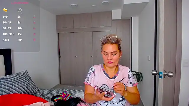 Snapshot of CarolinneFiotti chatting on 09-11-25, 02:28 CarolinneFiotti online show from 09-11-25, 02:28