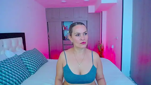 Snapshot of CarolinneFiotti chatting on 09-25-25, 01:15 CarolinneFiotti online show from 09-25-25, 01:15