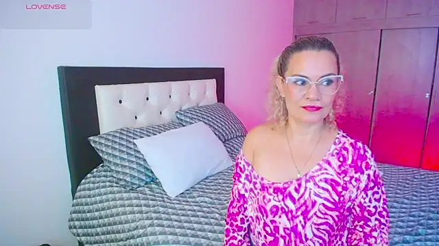 Snapshot of CarolinneFiotti chatting on 09-27-25, 01:16 CarolinneFiotti online show from 09-27-25, 01:16