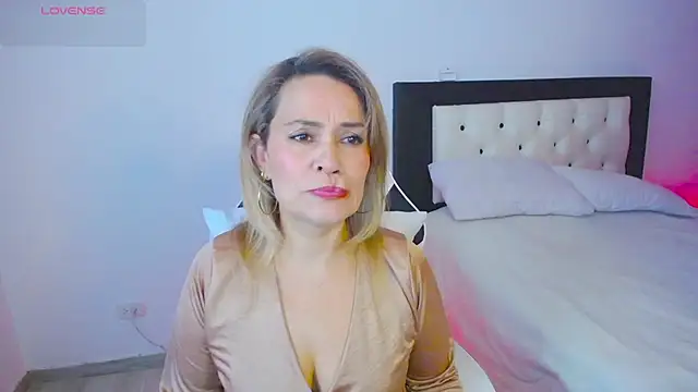 Snapshot of CarolinneFiotti chatting on 10-15-25, 01:44 CarolinneFiotti online show from 10-15-25, 01:44