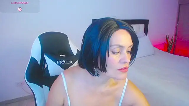 Snapshot of CarolinneFiotti chatting on 10-18-25, 03:02 CarolinneFiotti online show from 10-18-25, 03:02