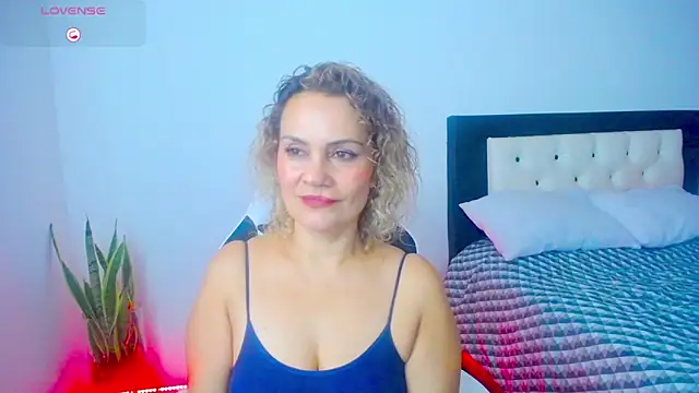 Snapshot of CarolinneFiotti chatting on 10-20-25, 02:28 CarolinneFiotti online show from 10-20-25, 02:28
