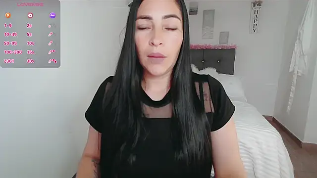 luna lgomez  online show from 10-07-25, 12:02