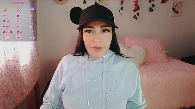 luna lgomez  online show from 11-12-25, 12:38