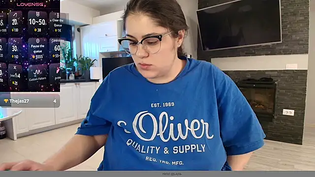 Snapshot of Layla- chatting on 02-21-25, 01:55 Layla- online show from 02-21-25, 01:55