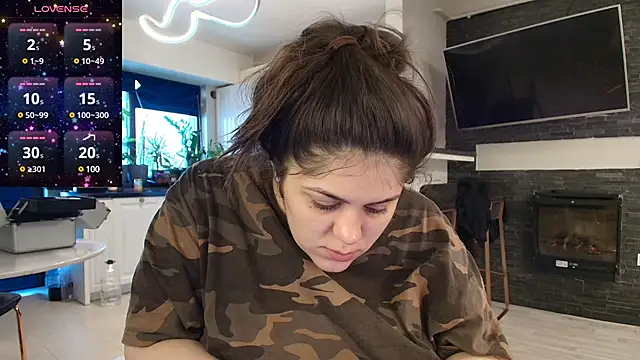 Snapshot of Layla- chatting on 02-25-25, 10:37 Layla- online show from 02-25-25, 10:37