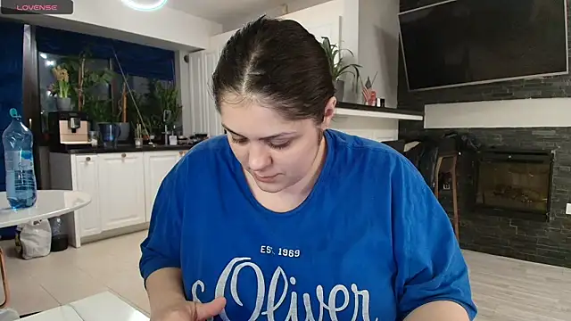 Snapshot of Layla- chatting on 03-16-25, 06:01 Layla- online show from 03-16-25, 06:01