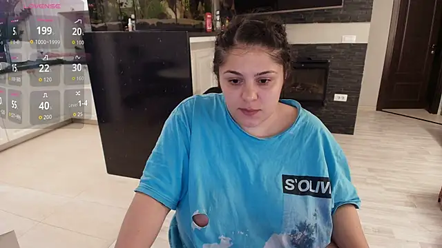 Snapshot of Layla- chatting on 09-11-25, 09:53 Layla- online show from 09-11-25, 09:53