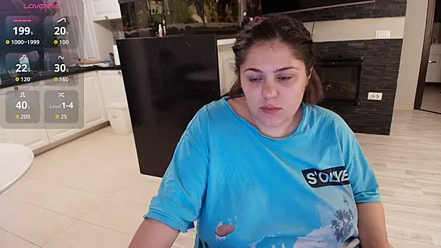 Snapshot of Layla- chatting on 09-12-25, 08:47 Layla- online show from 09-12-25, 08:47