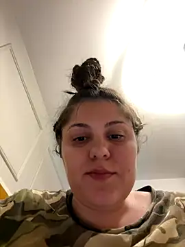 Snapshot of Layla- chatting on 09-15-25, 11:16 Layla- online show from 09-15-25, 11:16