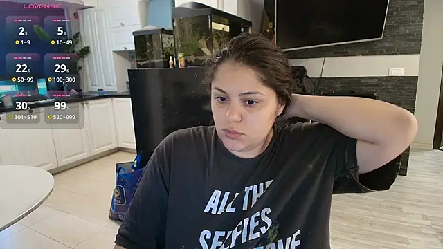 Snapshot of Layla- chatting on 09-18-25, 09:11 Layla- online show from 09-18-25, 09:11